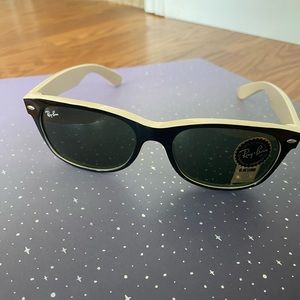 Ray-Ban NWT Wayfarer Sunglasses 2132 Black on beige